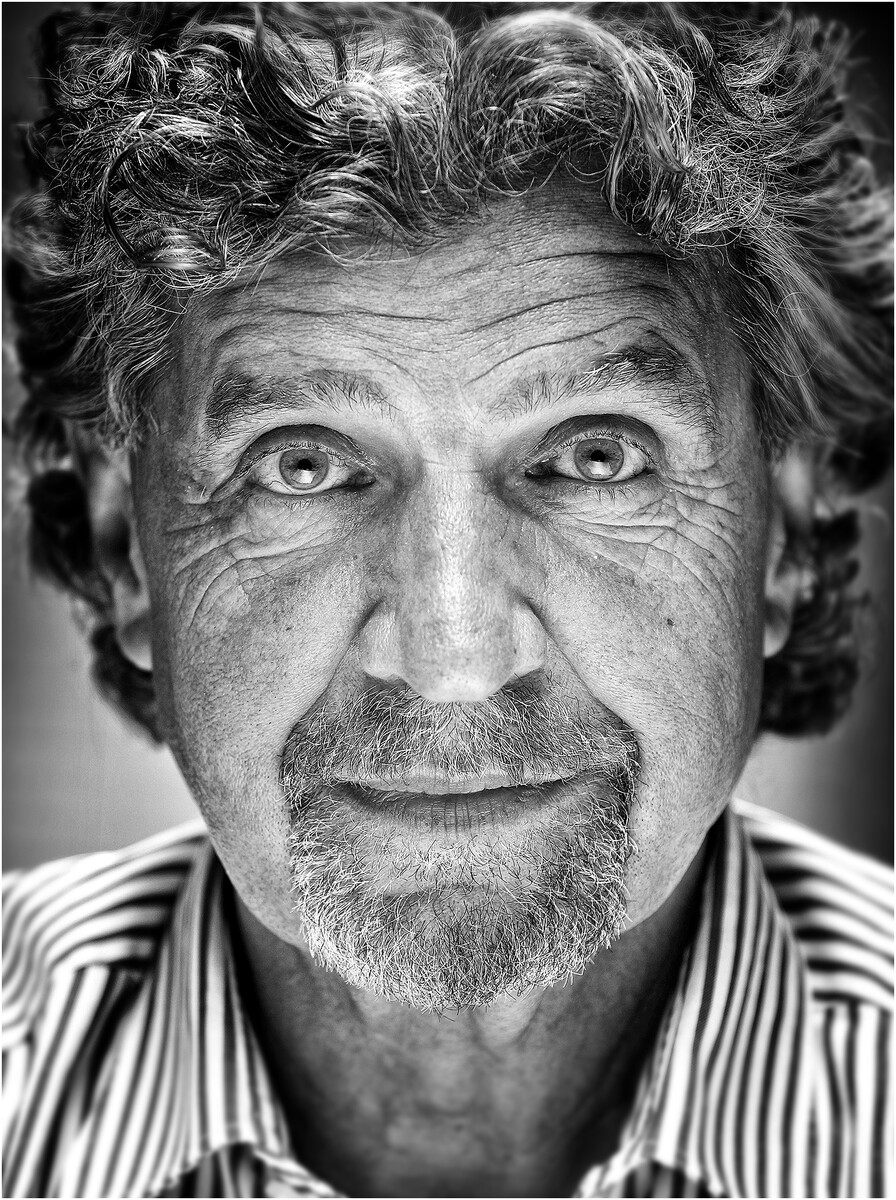 Zwart-witportret van een man van dichtbij